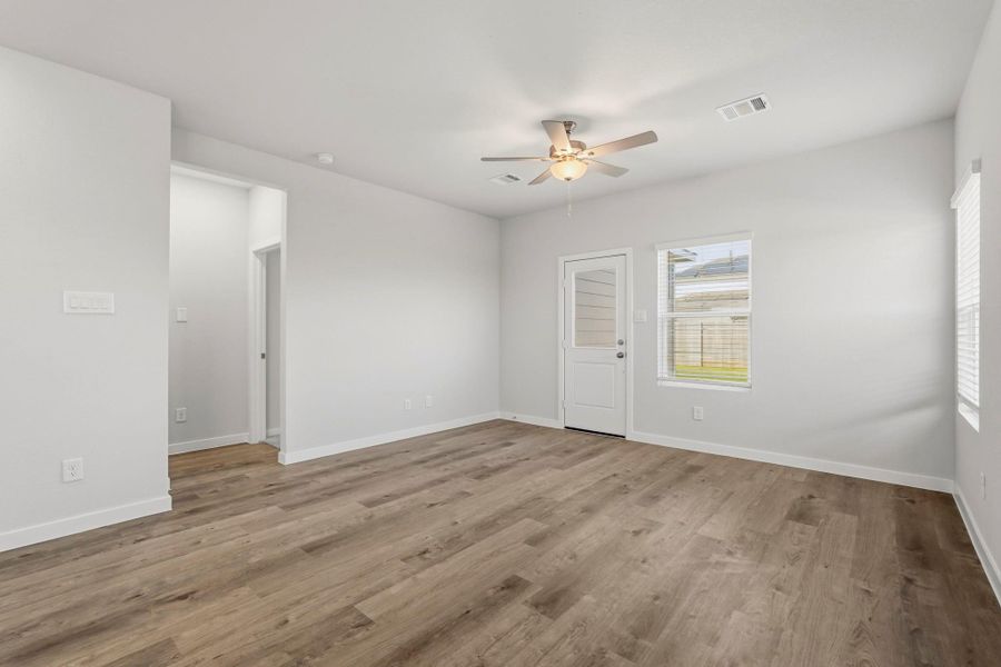 Spacious, unfurnished interior of a new home in Paloma at Sanford Farms, Waller (Image 18).