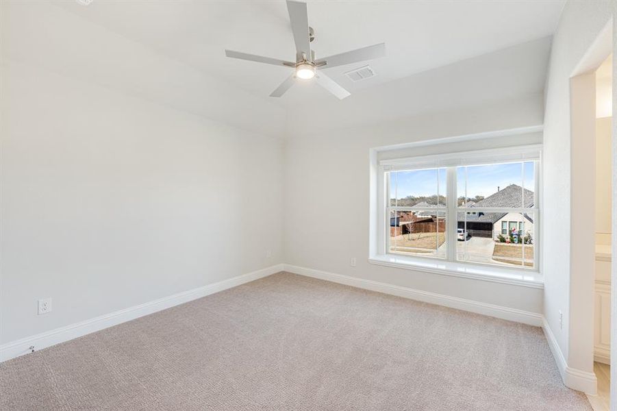 Spacious, unfurnished interior of a new home in Triple Diamond Ranch, Mansfield (Image 35).