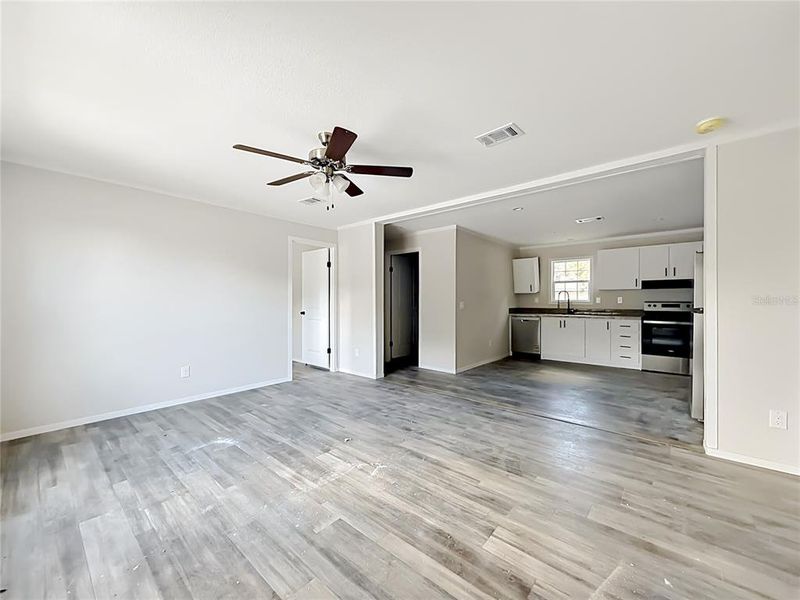 Spacious, unfurnished interior of a new home in , Orlando (Image 36).