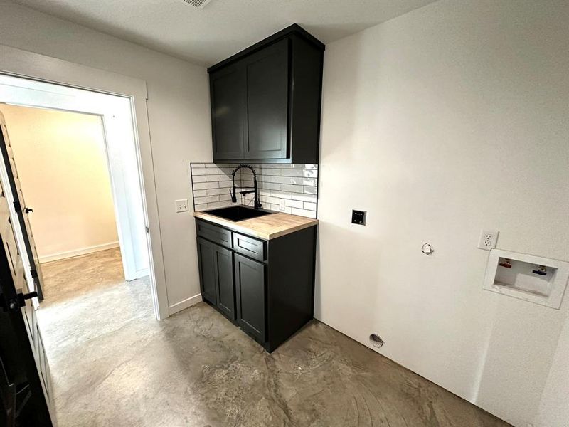 Furnished interior view inside a new home in , Strawn (Image 6).