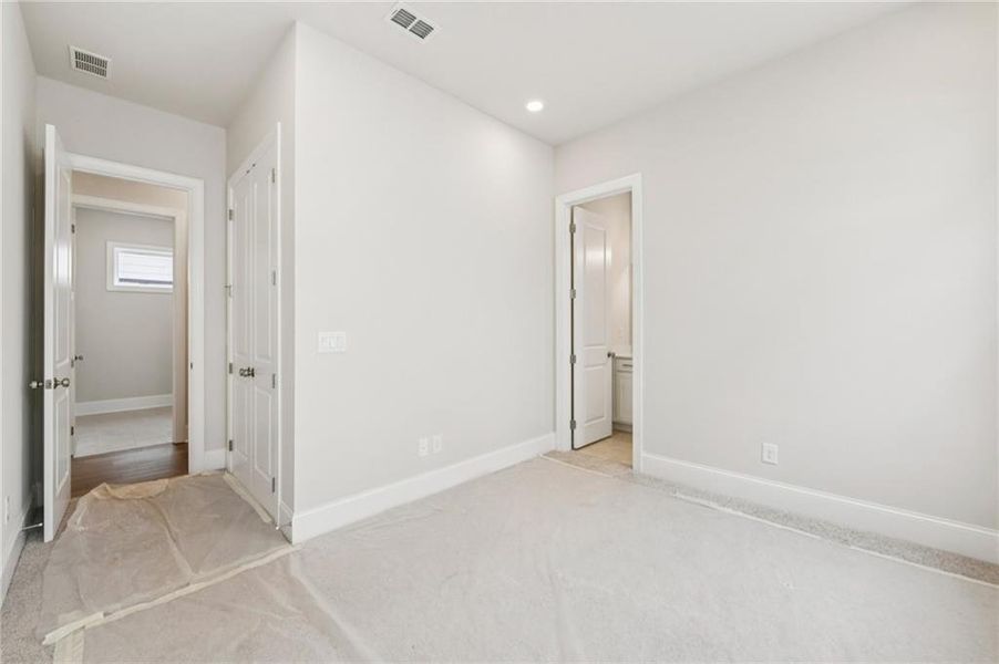 Spacious, unfurnished interior of a new home in Aberdeen, Hoschton (Image 36). Spacious, unfurnished interior of a new home in Aberdeen, Hoschton (Image 36).