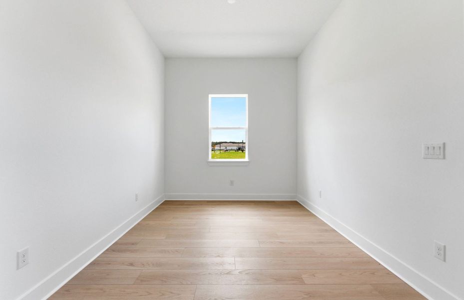 Spacious, unfurnished interior of a new home in Del Webb River Reserve, Spring Hill (Image 13).