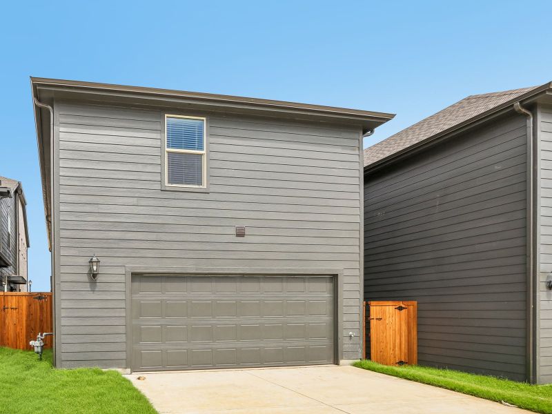Exterior details and patio area of a home in Oak Ridge Park, Corinth (Image 3).