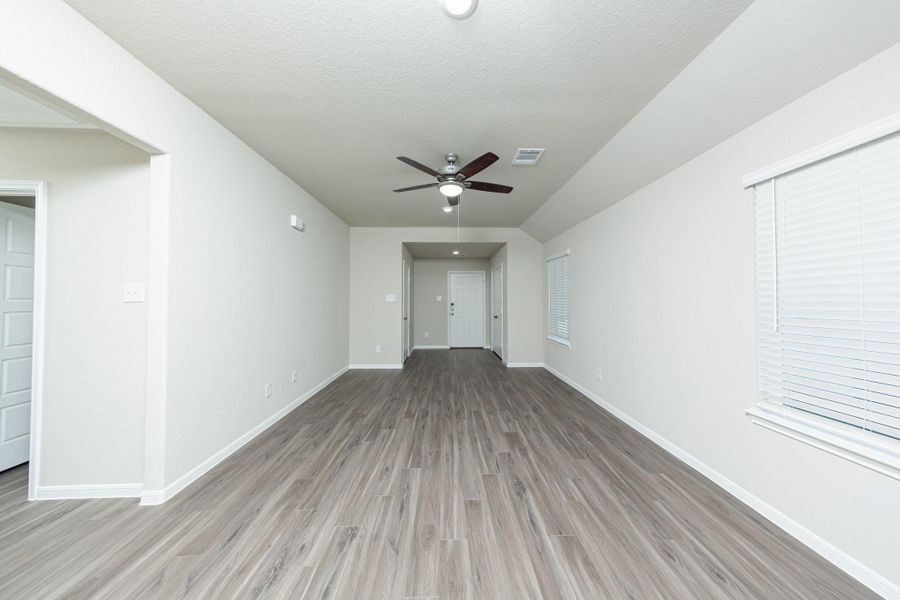 Spacious, unfurnished interior of a new home in Mackenzie Creek, Conroe (Image 10).