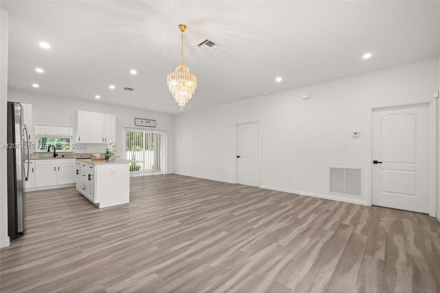 Spacious, unfurnished interior of a new home in , Sebring (Image 37).