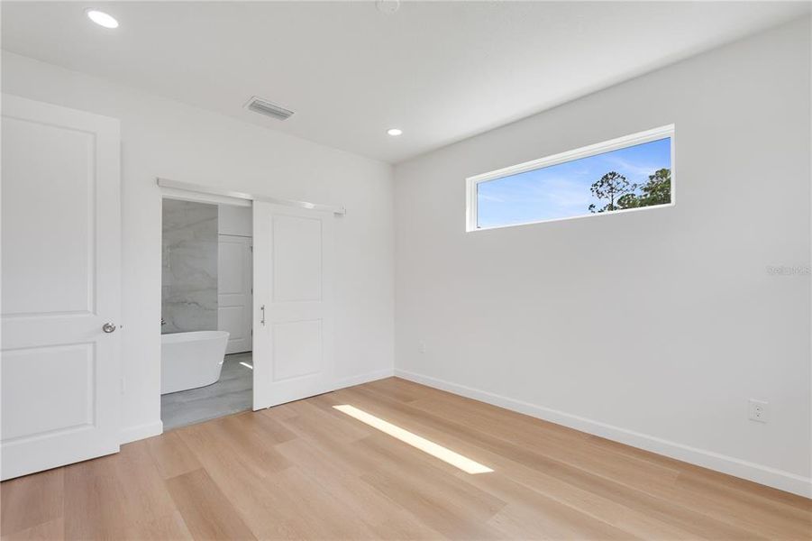 Spacious, unfurnished interior of a new home in , Palm Bay (Image 27).