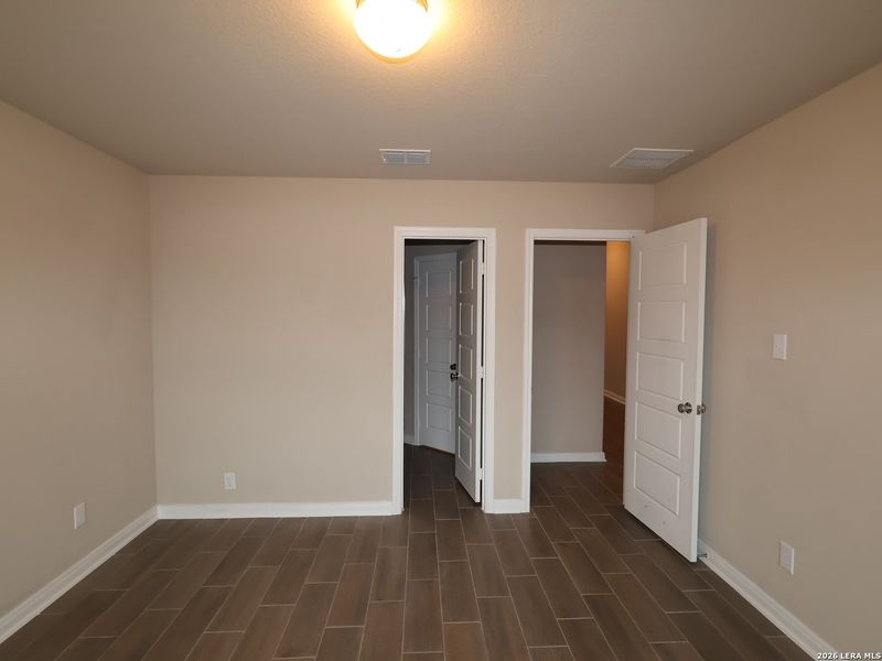 Spacious, unfurnished interior of a new home in Chaparral Ranch, Floresville (Image 13).