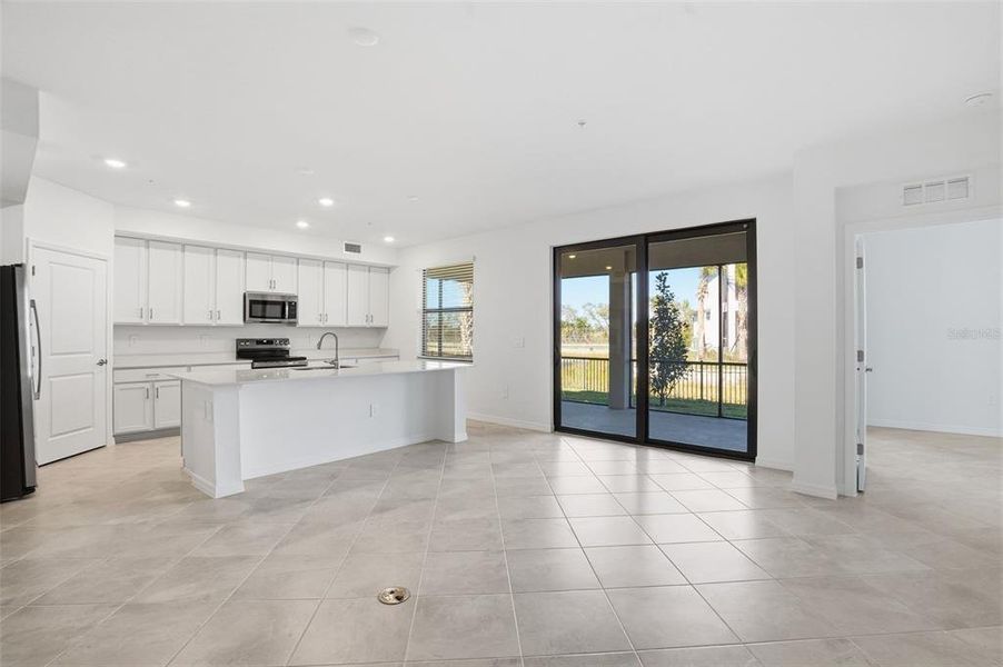 Spacious, unfurnished interior of a new home in Legends Cove, Bradenton (Image 25).