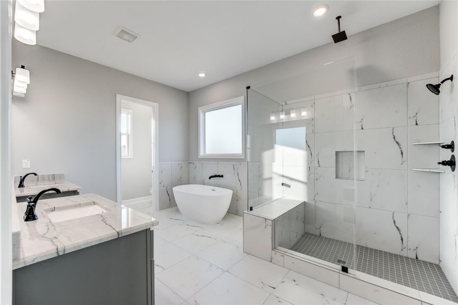 Relax in this spacious master bath on-suite Relax in this spacious master bath on-suite