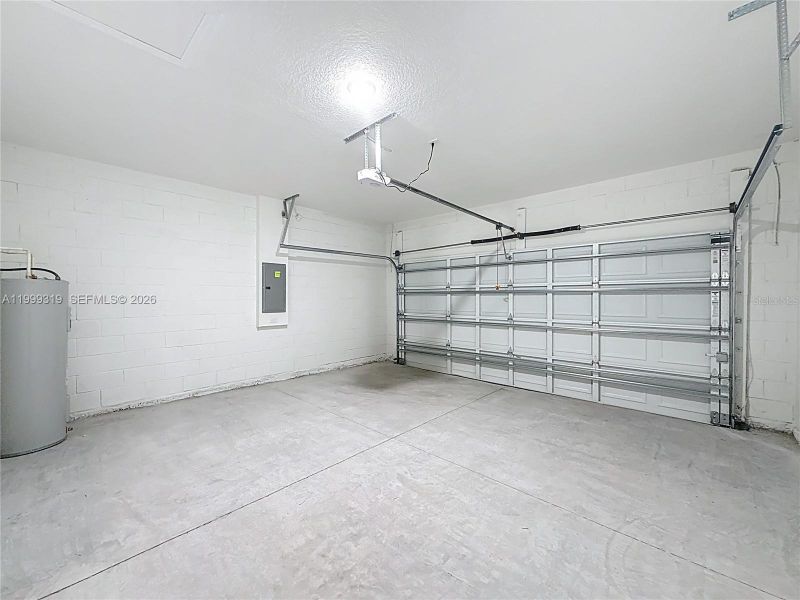 Spacious, unfurnished interior of a new home in , Ocala (Image 12).