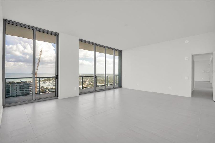 Spacious, unfurnished interior of a new home in , St. Petersburg (Image 19).