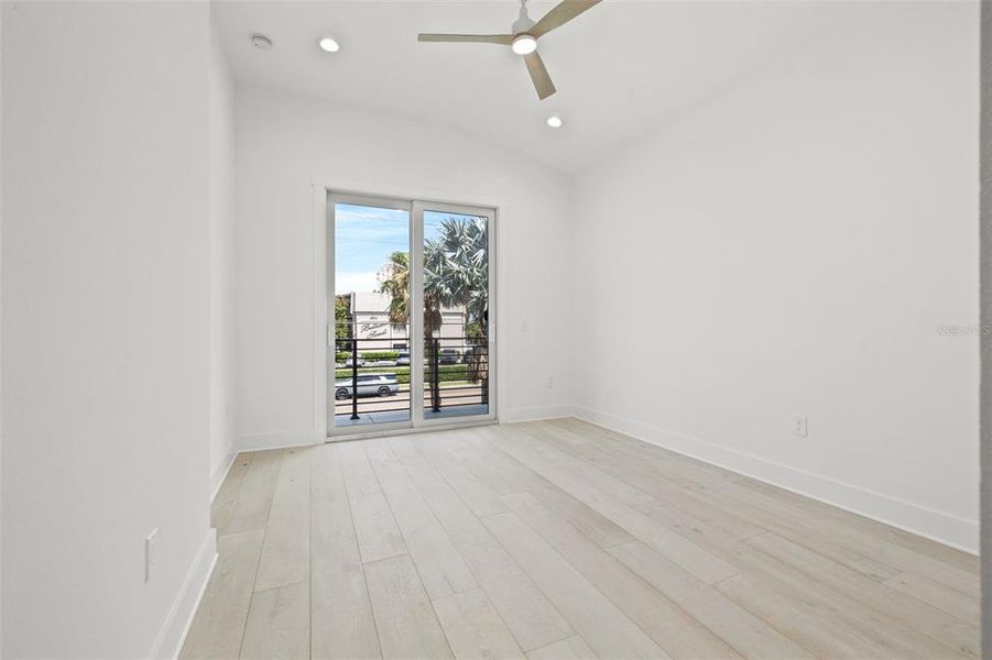Spacious, unfurnished interior of a new home in , Belleair Beach (Image 28).