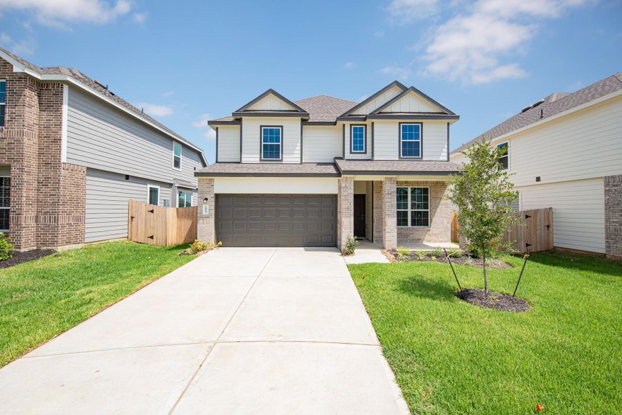 Exterior details and patio area of a home in Granger Pines, Conroe (Image 3).
