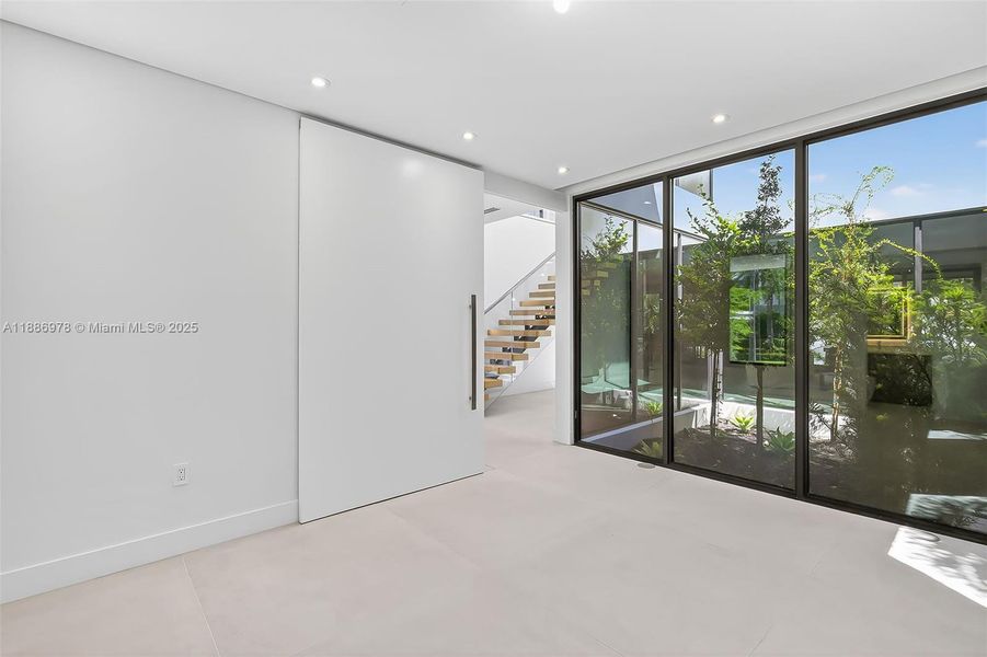 Spacious, unfurnished interior of a new home in , Fort Lauderdale (Image 19).