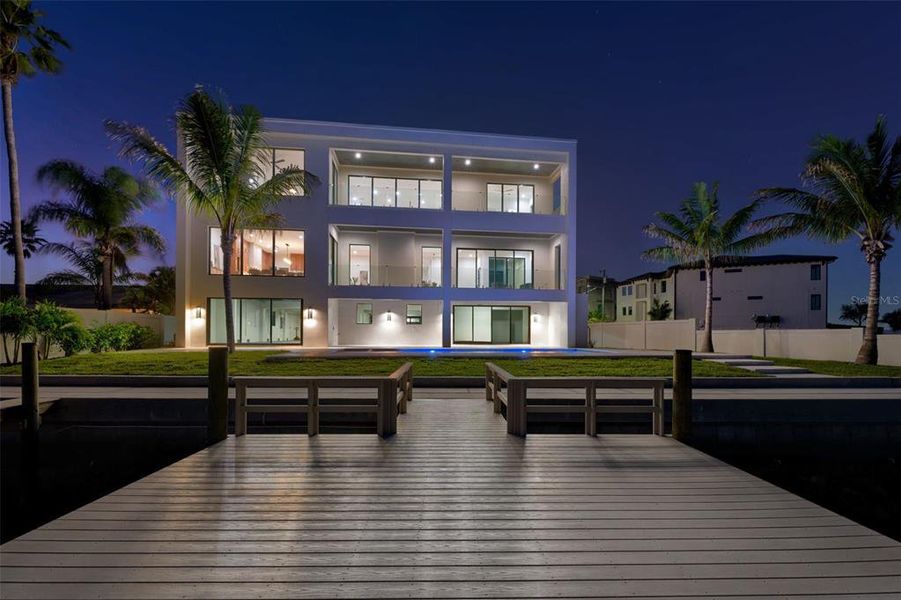 Condo located in Belleair Beach, FL showcasing its design and architecture (Image 7).