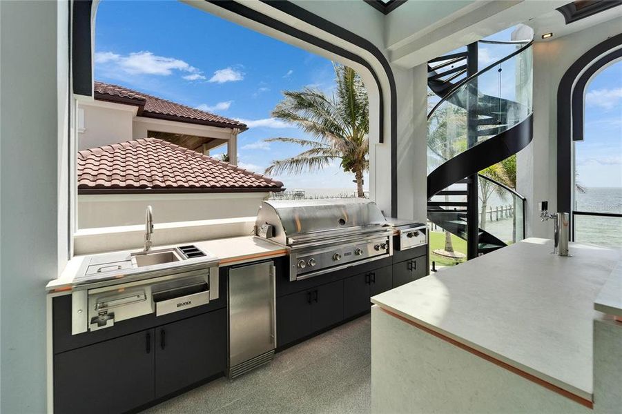 Exterior details and patio area of a home in , Apollo Beach (Image 4).