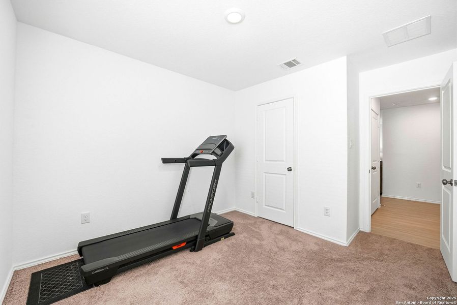 Spacious, unfurnished interior of a new home in Lodi Grove, Floresville (Image 23).