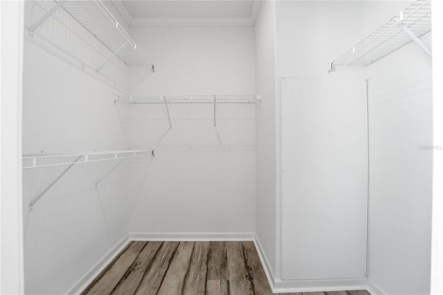 Spacious, unfurnished interior of a new home in , Longboat Key (Image 17).