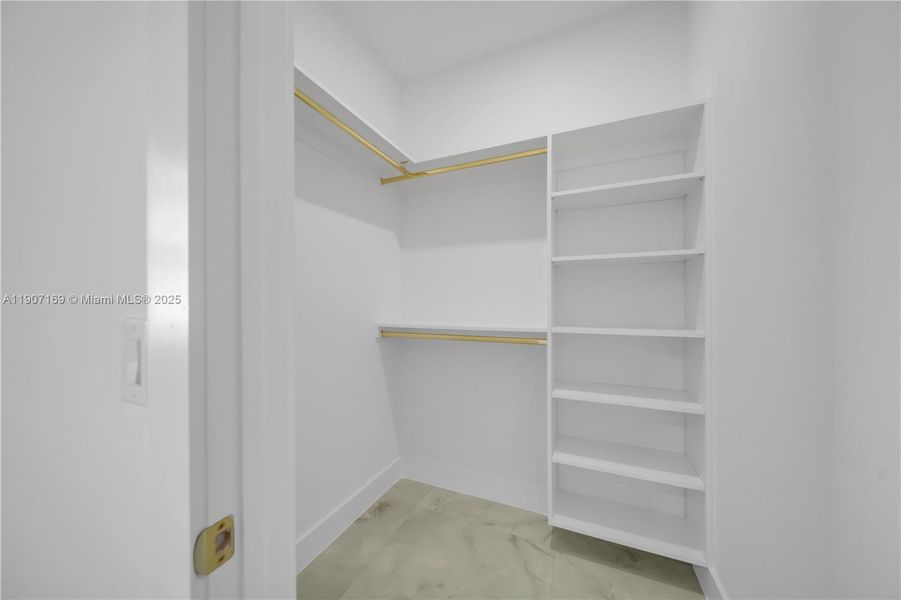 Spacious, unfurnished interior of a new home in , Cape Coral (Image 17).