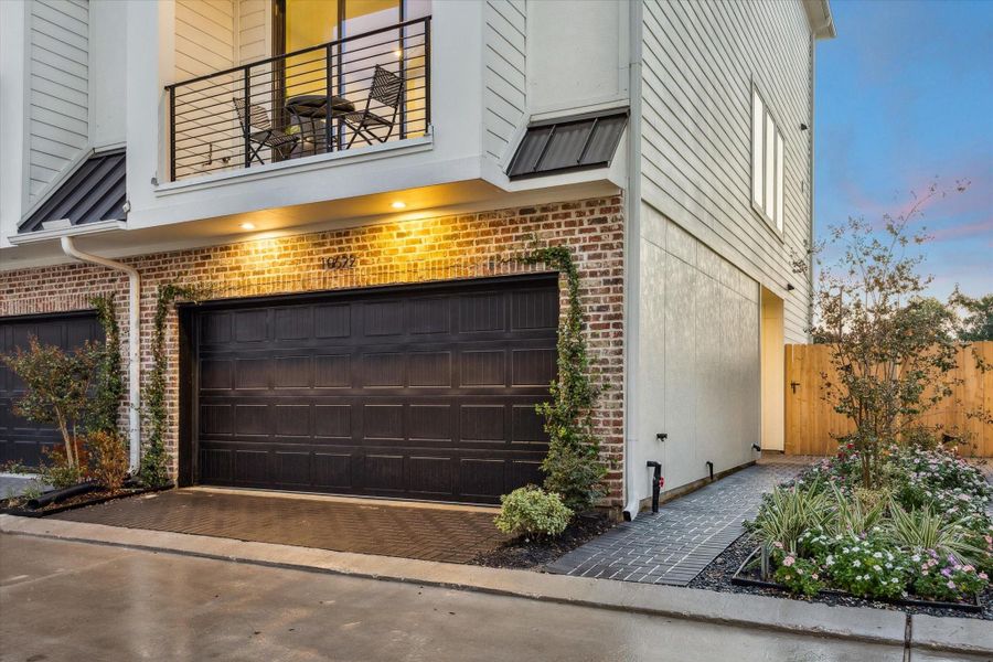 Exterior details and patio area of a home in Willowbend Point, Houston (Image 18).
