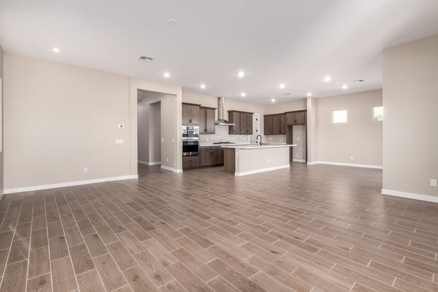 Spacious, unfurnished interior of a new home in Rialta, Mesa (Image 7).