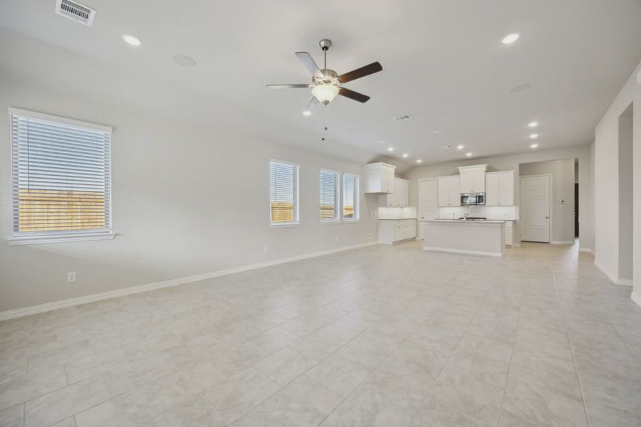 Spacious, unfurnished interior of a new home in Summer Crest, Fort Worth (Image 15).