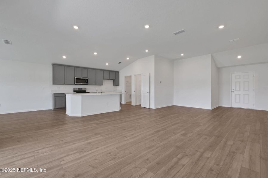 Spacious, unfurnished interior of a new home in Bellbrooke, Jacksonville (Image 21).