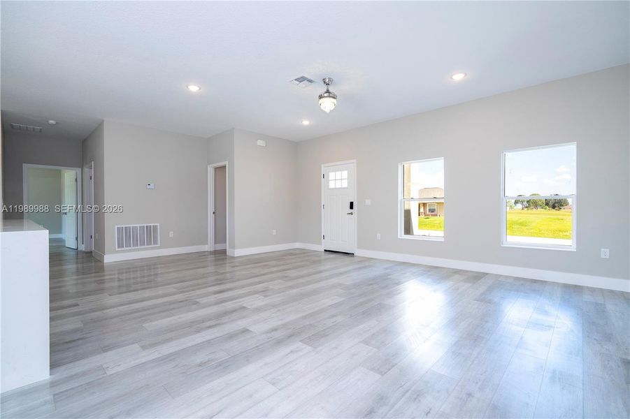 Spacious, unfurnished interior of a new home in , Sebring (Image 25).