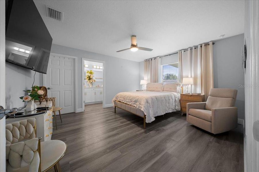 Furnished interior view inside a new home in , Dunnellon (Image 14).