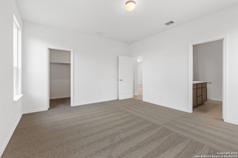 Spacious, unfurnished interior of a new home in Woodside Farms, Seguin (Image 24).
