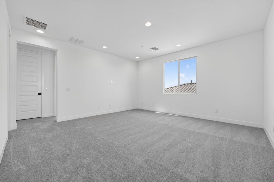 Spacious, unfurnished interior of a new home in Combs Ranch, San Tan Valley (Image 35).