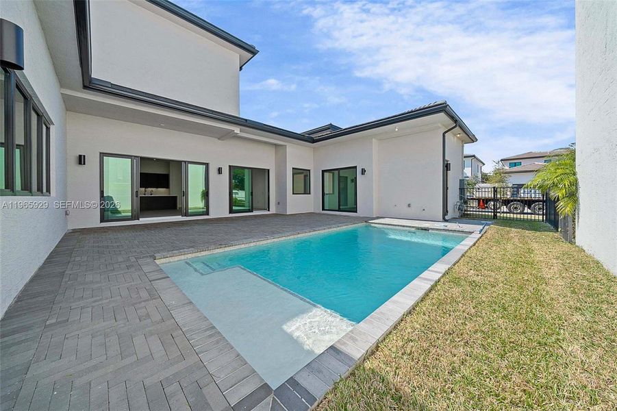 Exterior details and patio area of a home in , Hollywood (Image 33).