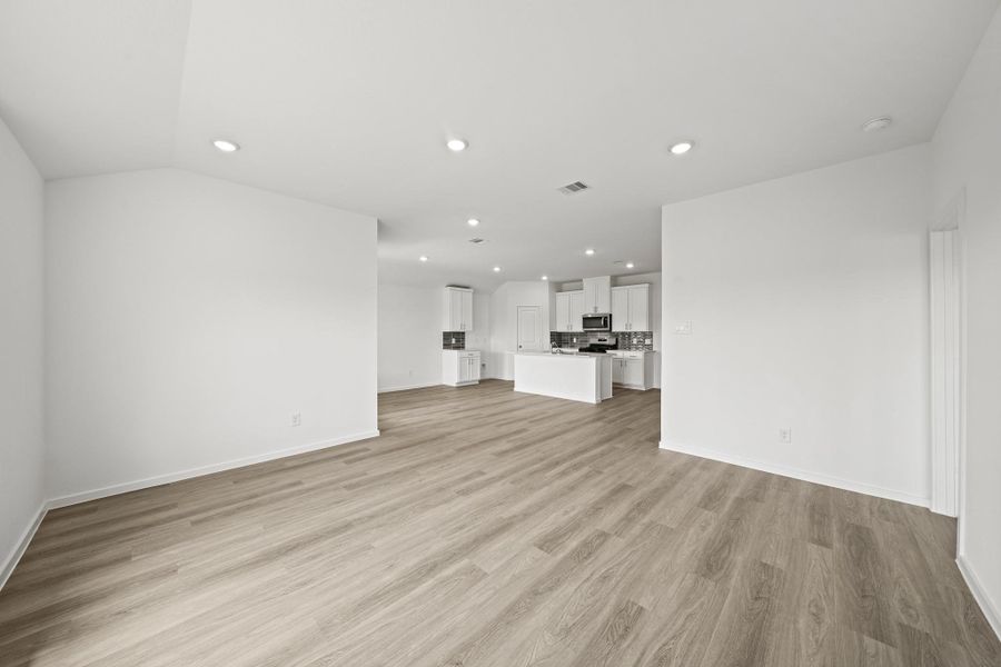 Spacious, unfurnished interior of a new home in Chapel Lakes, Montgomery (Image 16).