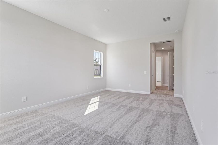 Spacious, unfurnished interior of a new home in Crestwood Estates, Valrico (Image 15).