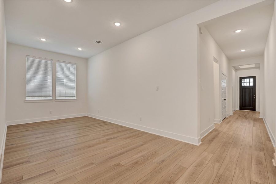 Spacious, unfurnished interior of a new home in Cross Creek Ranch 45′, Fulshear (Image 17).