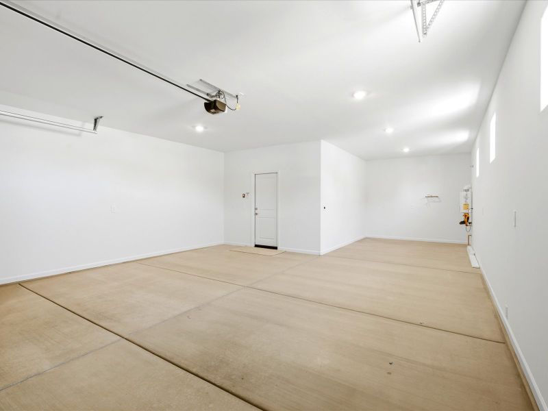 Spacious, unfurnished interior of a new home in Naranja Trails, Oro Valley (Image 14).