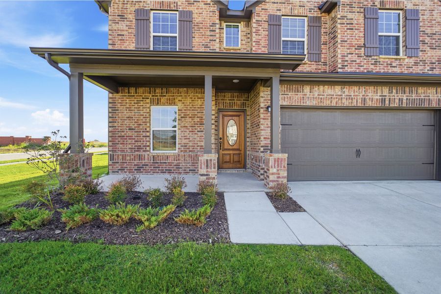 Exterior details and patio area of a home in Saddlebrook Estates, Waxahachie (Image 3).
