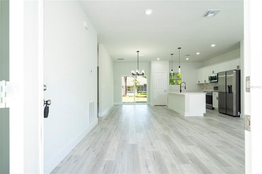 Spacious, unfurnished interior of a new home in , Citrus Springs (Image 12).
