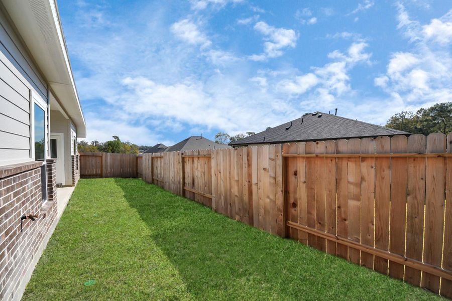 Exterior details and patio area of a home in Lexington Heights, Willis (Image 33).