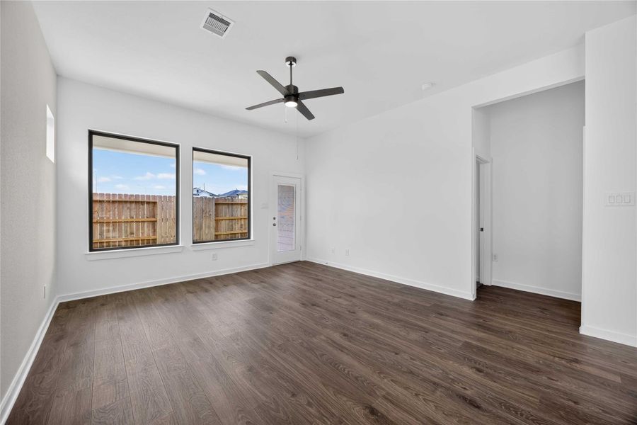 Spacious, unfurnished interior of a new home in La Segarra 40', Brookshire (Image 27).