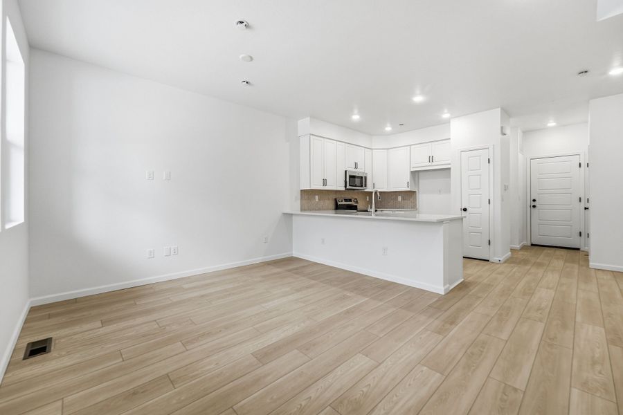 Spacious, unfurnished interior of a new home in Trailstone, Arvada (Image 20).