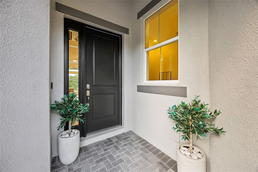 Exterior details and patio area of a home in , Winter Garden (Image 32).