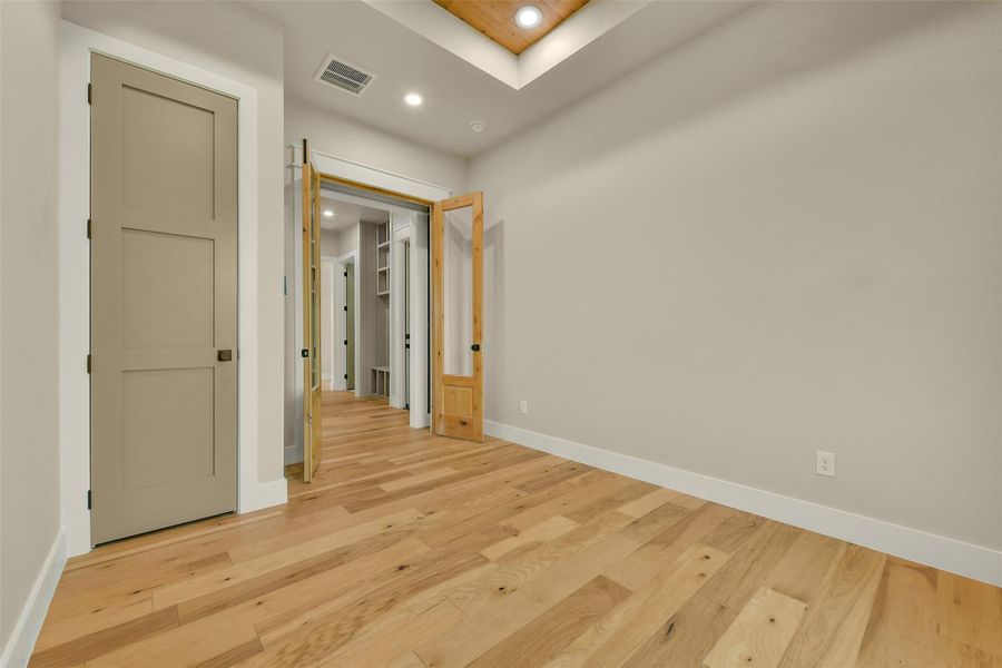 Spacious, unfurnished interior of a new home in , Angleton (Image 14).