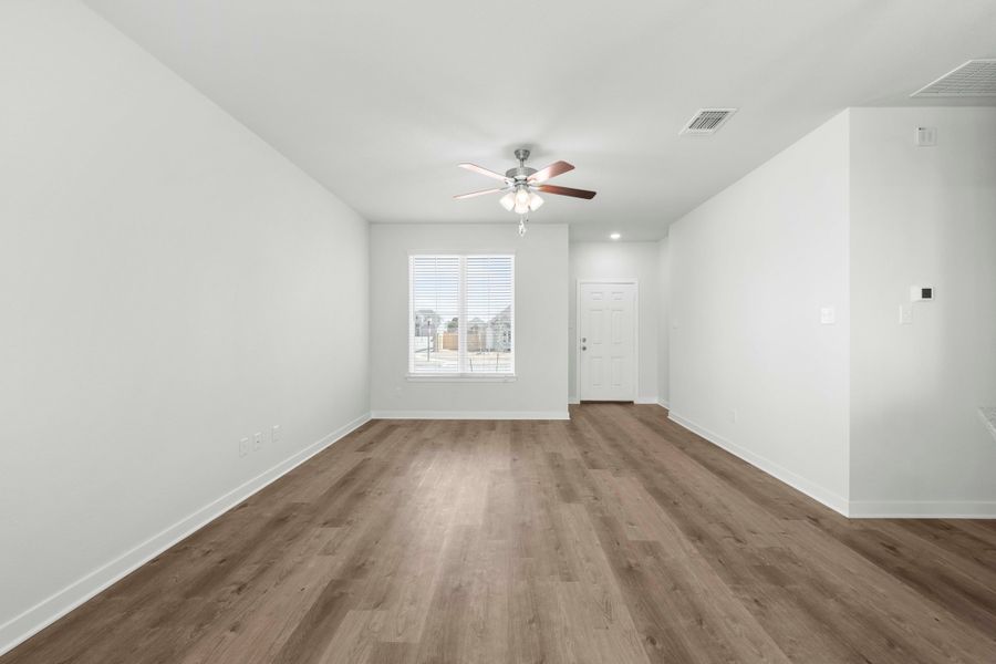 Spacious, unfurnished interior of a new home in South Fork, Waco (Image 8).