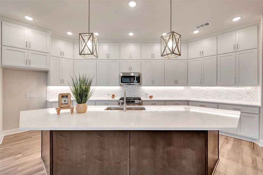 Furnished interior view inside a new home in Myrtle Creek, Waxahachie (Image 9).
