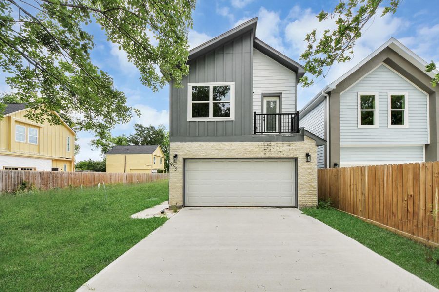 Front exterior of a new home in , Houston, TX, highlighting curb appeal (Image 22).