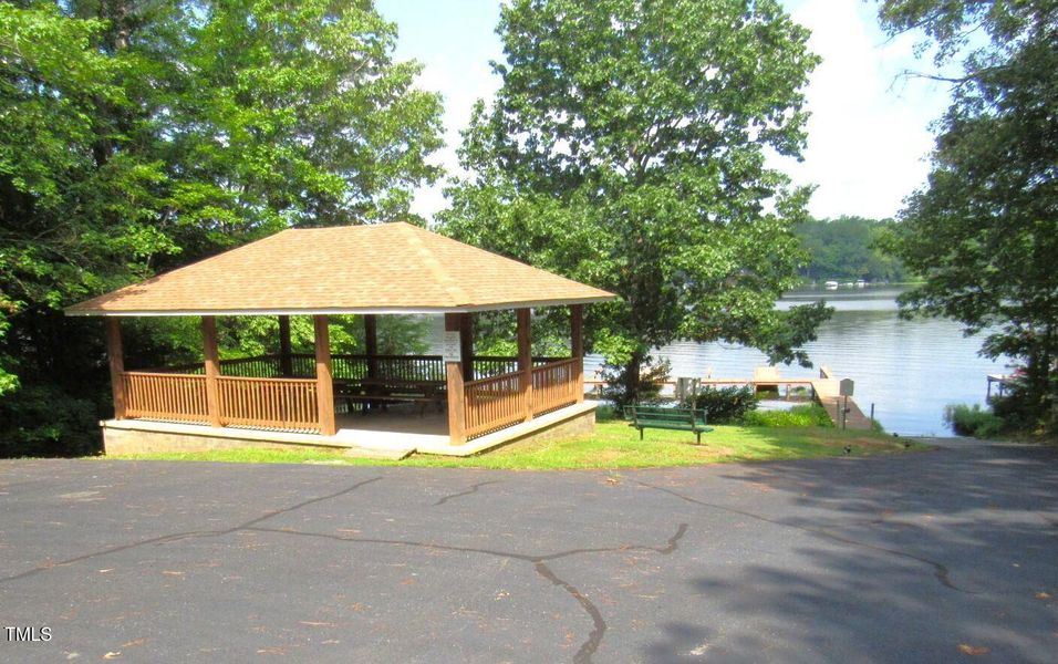 Community area & lake access