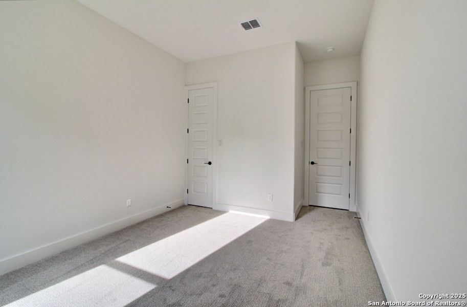 Spacious, unfurnished interior of a new home in Verandas at the Rim, San Antonio (Image 22).