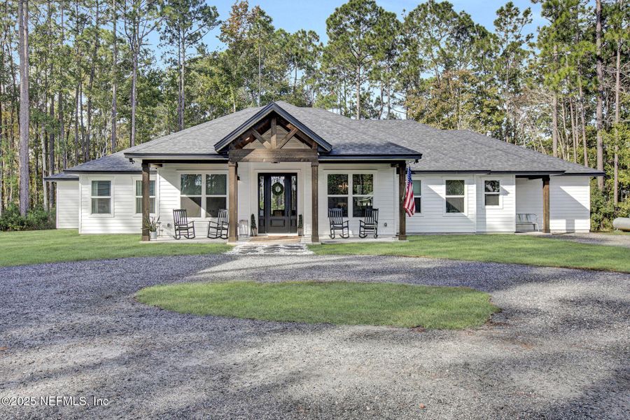 Exterior details and patio area of a home in , Green Cove Springs (Image 19).