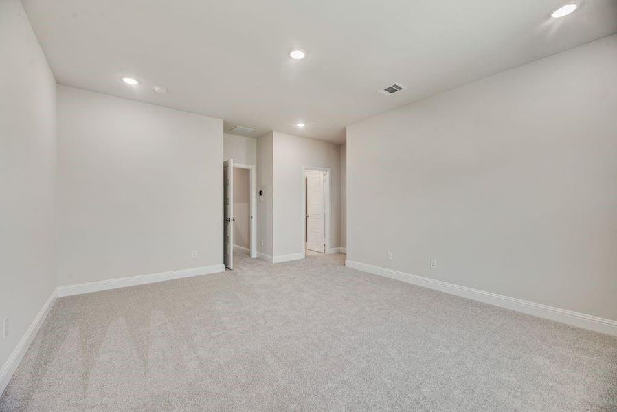 Spacious, unfurnished interior of a new home in Bayside, Rowlett (Image 36).
